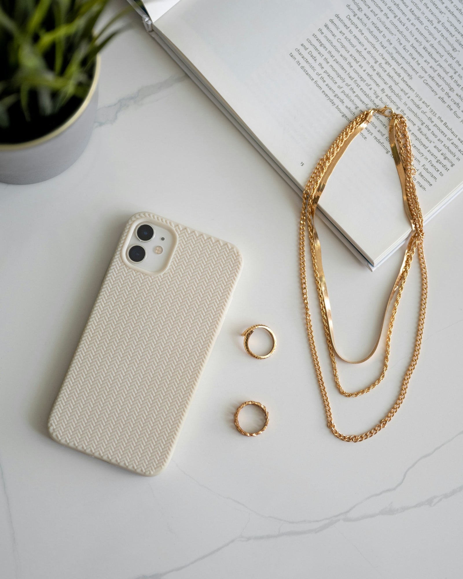 Phone Necklace: The Perfect Accessory for On-the-Go Convenience from Blanc Space